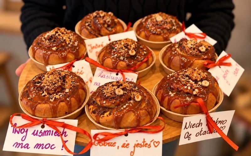 „Dobro ma zapach domowych wypieków”. Małe Skrzydła i Limone Cafe odwiedzili szczecińskich seniorów